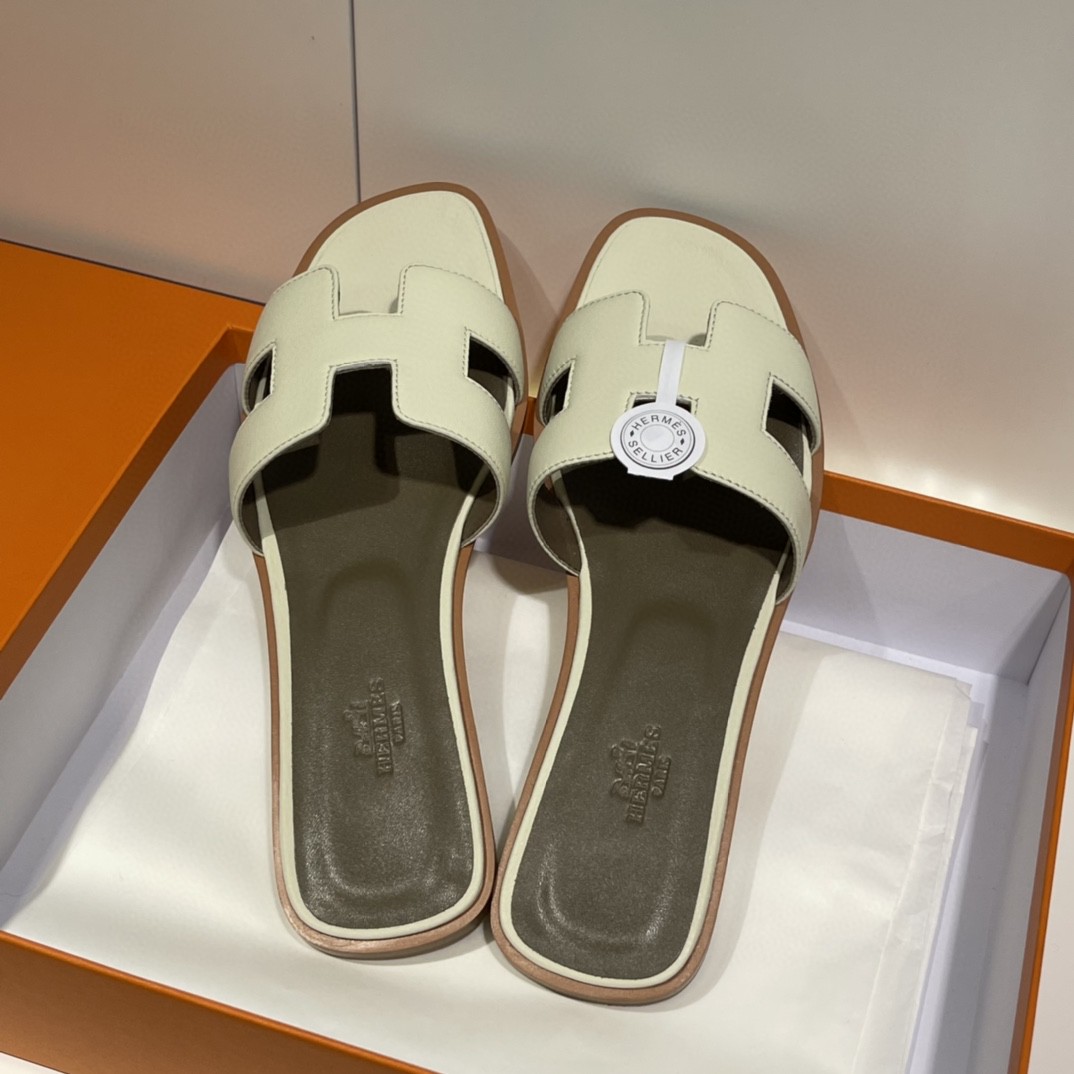 HERMES 客订的swfit 皮 奶昔白 出货 很温柔的颜色 光面皮很柔软～ 特定 接受预定哟 12天完美