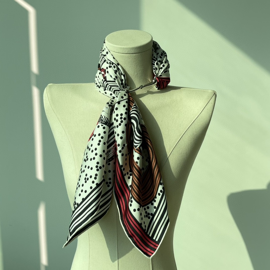 HERMES 《 波普式骏马的披挂》丝巾 白色 Size：90x90cm 100%真丝