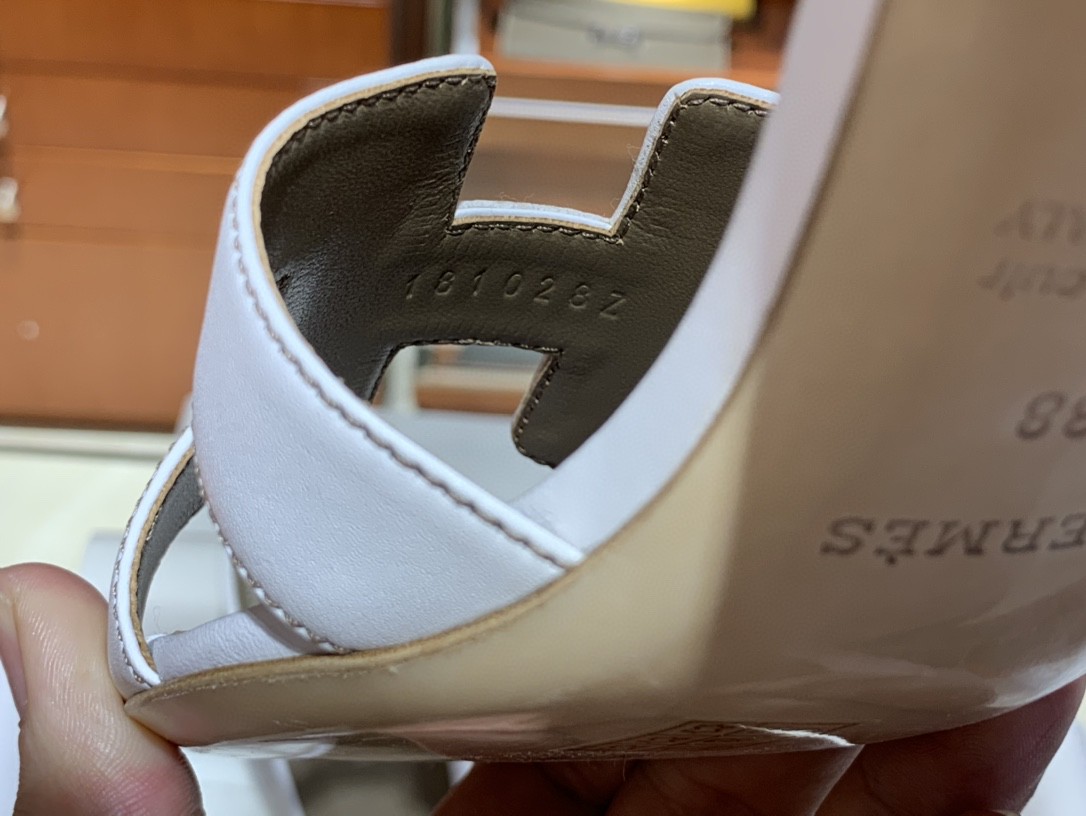 爱马仕 经典款拖鞋 今年专柜最新全包垫脚 Swift 皮 皮质更柔软舒服 白色 纯手工定制 35-41 跟高5cm