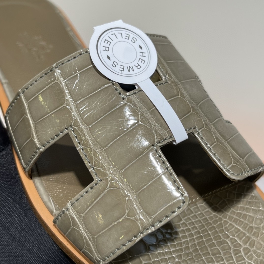 HERMES 客订的鳄鱼皮拖鞋 手工定制 大象灰 高级的的颜色 35-41码（建议定大一码哟)