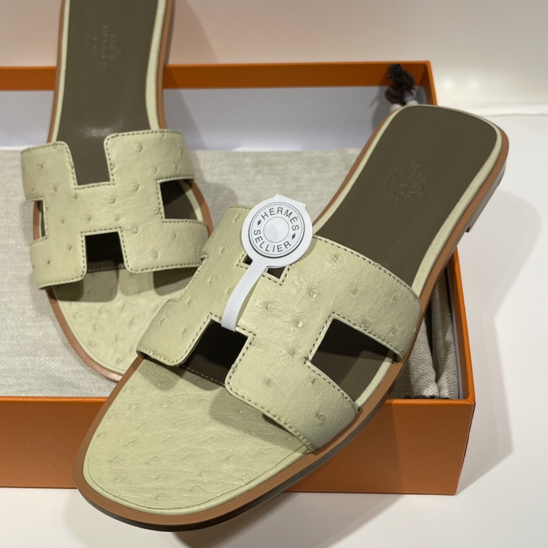 HERMES 客户订做的鸵鸟皮拖鞋出货啦  奶昔白 接受预定哟 实拍图片 近距离感受一下手工及皮料  35-41码 货期十天