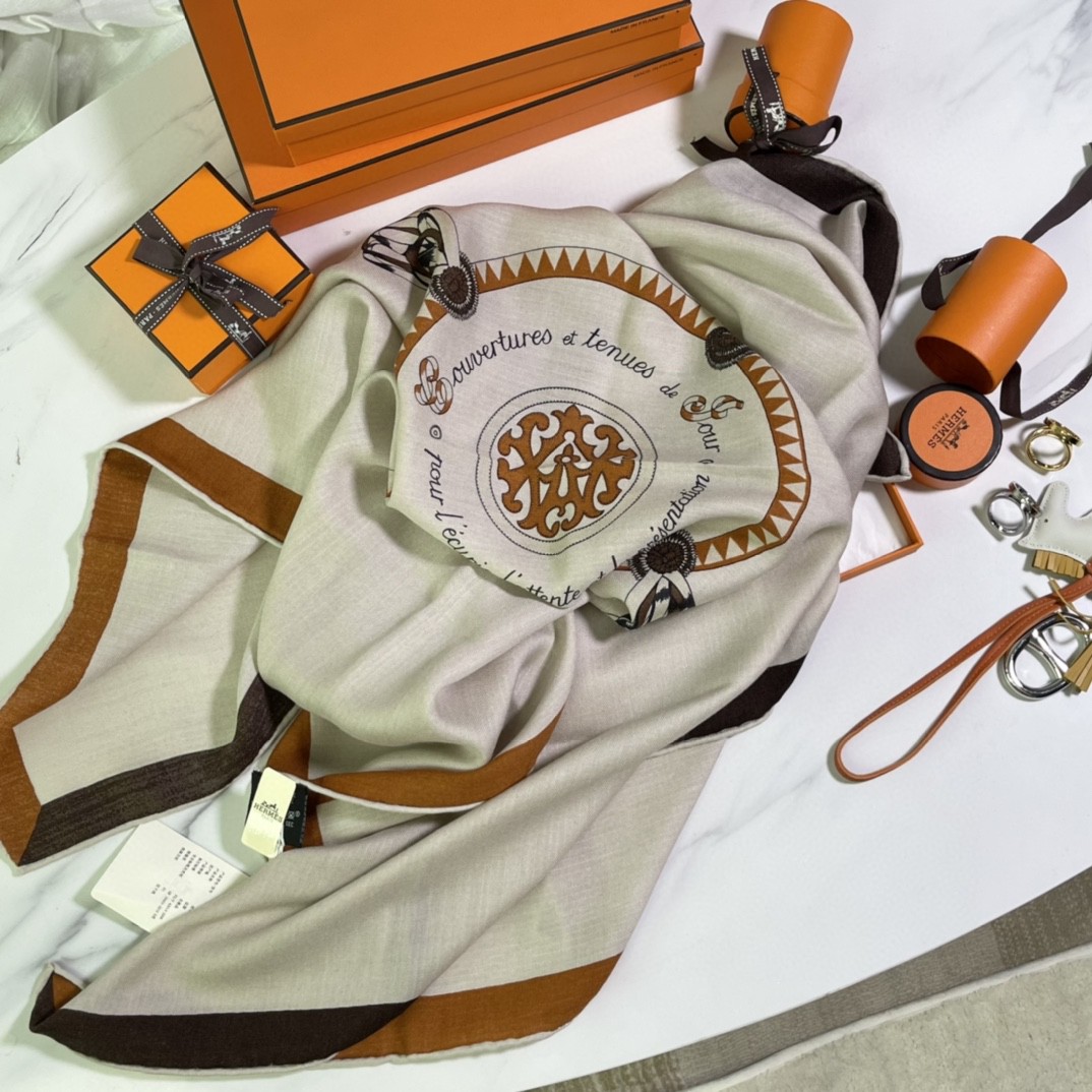 HERMES 新出的 90x90cm 丝羊绒 《徽章》方巾 米色 比经典尺寸140cm更好用