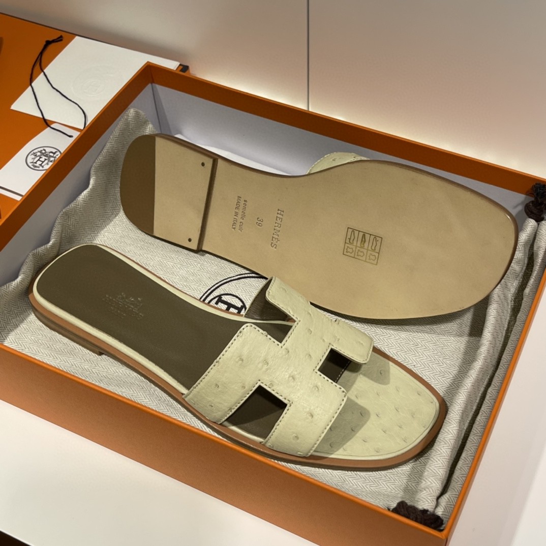 HERMES 客户订做的鸵鸟皮拖鞋出货啦  奶昔白 接受预定哟 实拍图片 近距离感受一下手工及皮料  35-41码 货期十天