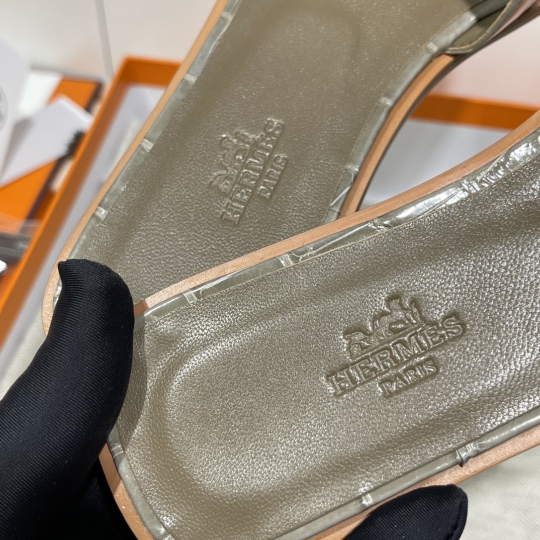 HERMES 客订的鳄鱼皮拖鞋 手工定制 大象灰 高级的的颜色 35-41码（建议定大一码哟)