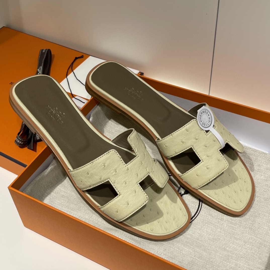 HERMES 客户订做的鸵鸟皮拖鞋出货啦  奶昔白 接受预定哟 实拍图片 近距离感受一下手工及皮料  35-41码 货期十天