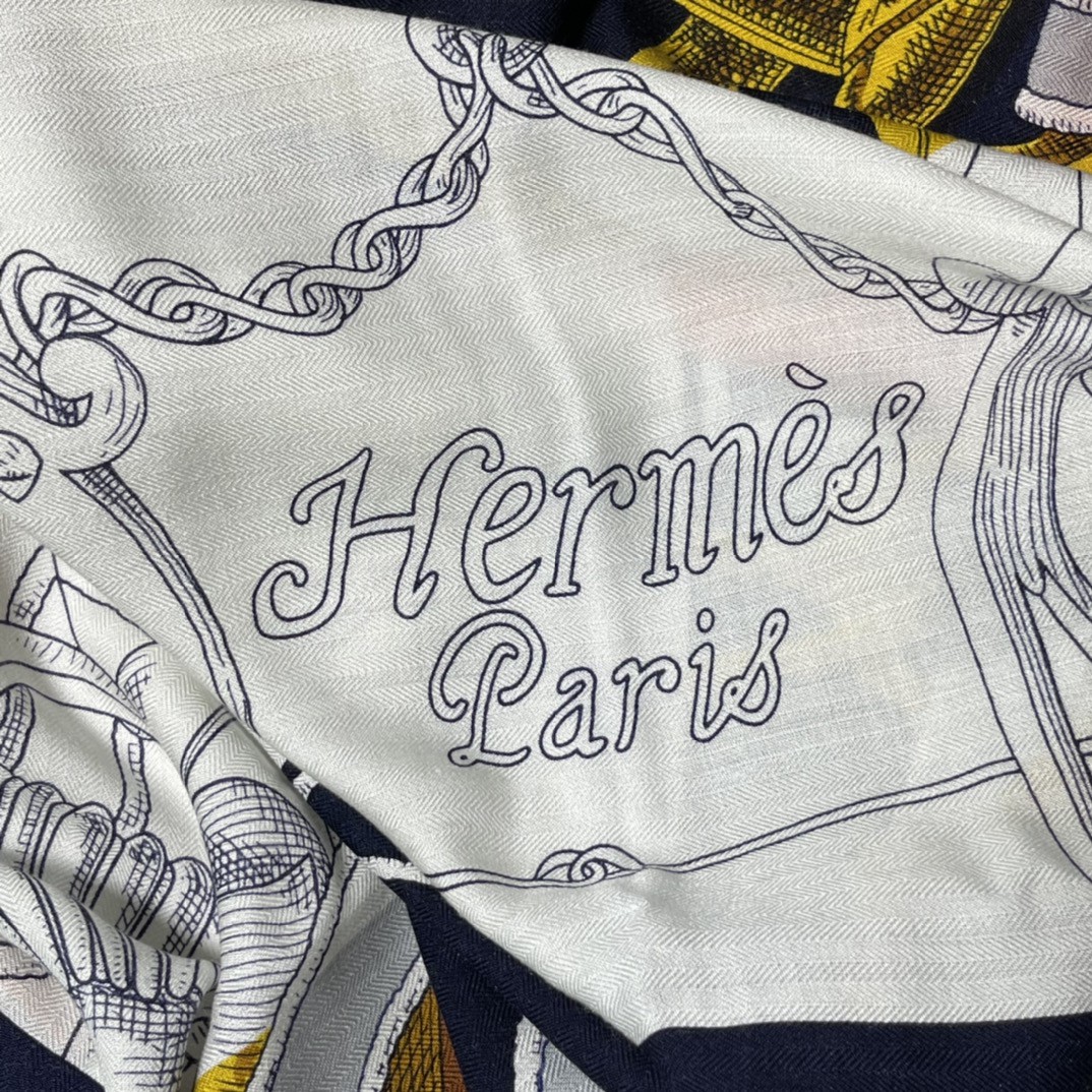 HERMES 秋季款 《国家马术指导条纹版丝绒披肩》蓝白色 Size:140x140cm 丝绒材质-铂金女王 HERMES 秋季款 《国家马术指导条纹版丝绒披肩》蓝白色 Size:140x140cm 丝绒材质