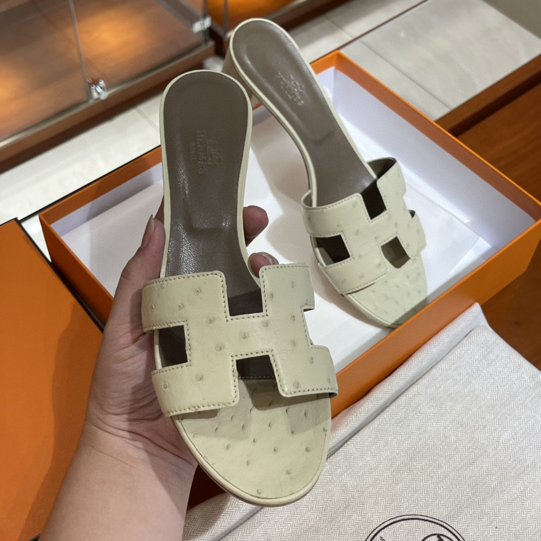 HERMES 客户订做的鸵鸟皮拖鞋出货啦  奶昔白 接受预定哟 实拍图片 近距离感受一下手工及皮料  35-41码 货期十天
