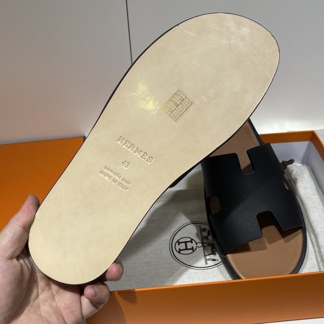 爱马仕 HERMES 男士拖鞋 纯手工 接受预定 偏小一码 39-45 Epsom 黑色 咖啡色垫脚 超高级-铂金女王 爱马仕 HERMES 男士拖鞋 纯手工 接受预定 偏小一码 39-45 Epsom 黑色 咖啡色垫脚 超高级