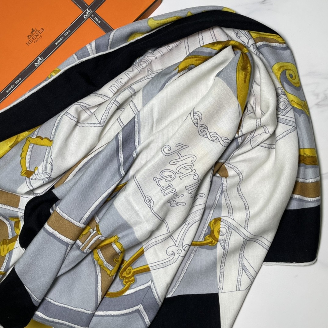 HERMES 秋季款 《国家马术指导条纹版丝绒披肩》黑灰色 Size：140x140cm 丝绒材质