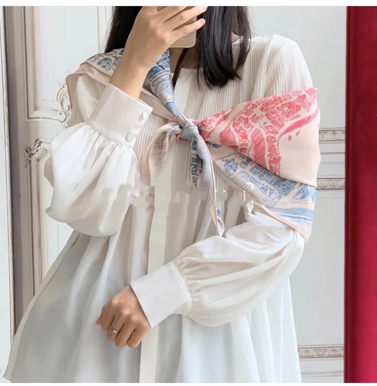 Hermes 《骏马之城》蓝粉色 100%真丝 90*90cm 一座城一匹马 配上极度格调的配色 佩戴效果显肤色-铂金女王 Hermes 《骏马之城》蓝粉色 100%真丝 90*90cm 一座城一匹马 配上极度格调的配色 佩戴效果显肤色
