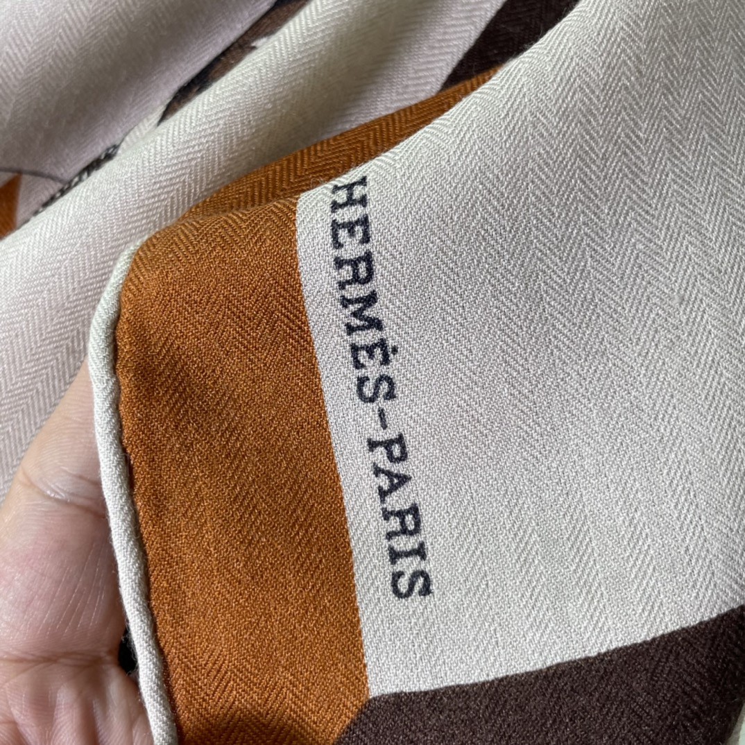 HERMES 新出的 90x90cm 丝羊绒 《徽章》方巾 米色 比经典尺寸140cm更好用