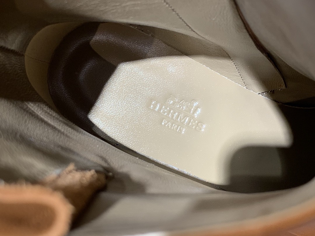 爱马仕 秋冬新款 ️上新 手工制作 工艺高 质感超赞~ 品质保证 高品质 价高货好~ 卡其色 货期12天  小牛皮  35-41码 (正码)