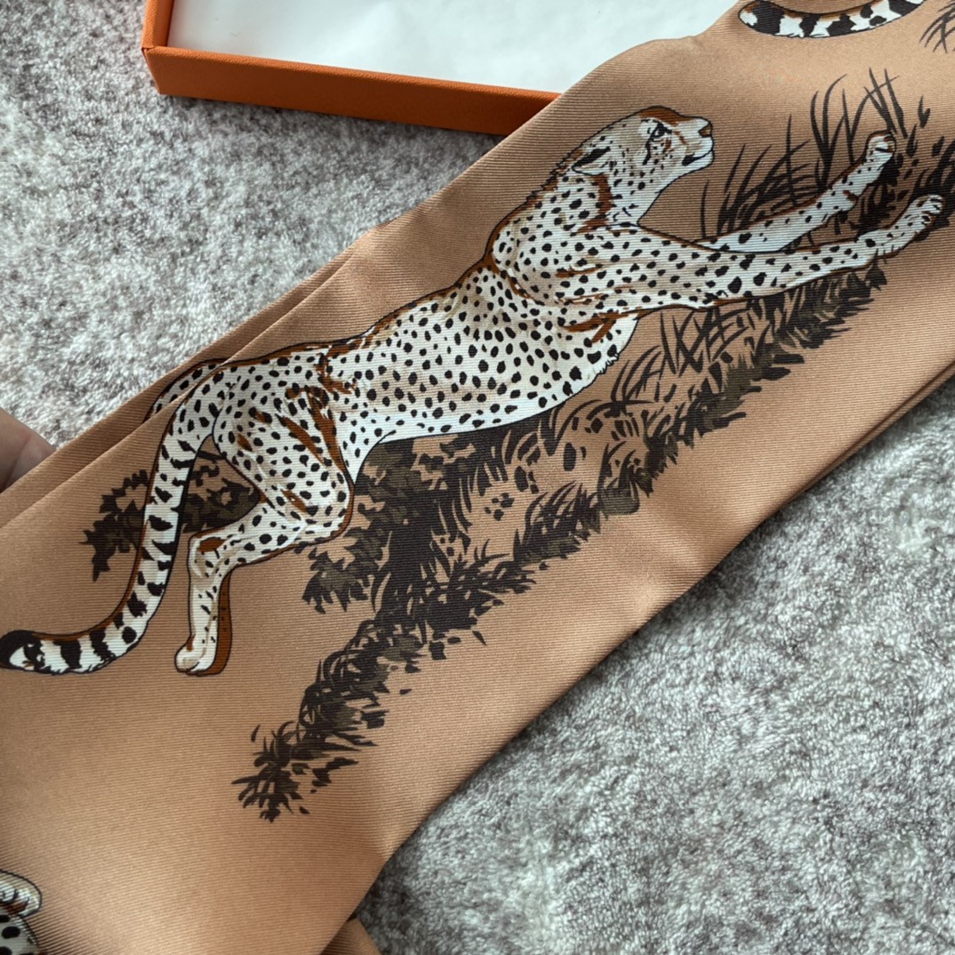HERMES 21夏季新款Maxi Twilly《猎豹》 焦糖色 ～100%真丝  10*180cm 可作为头巾、腰带佩戴或系绕颈间