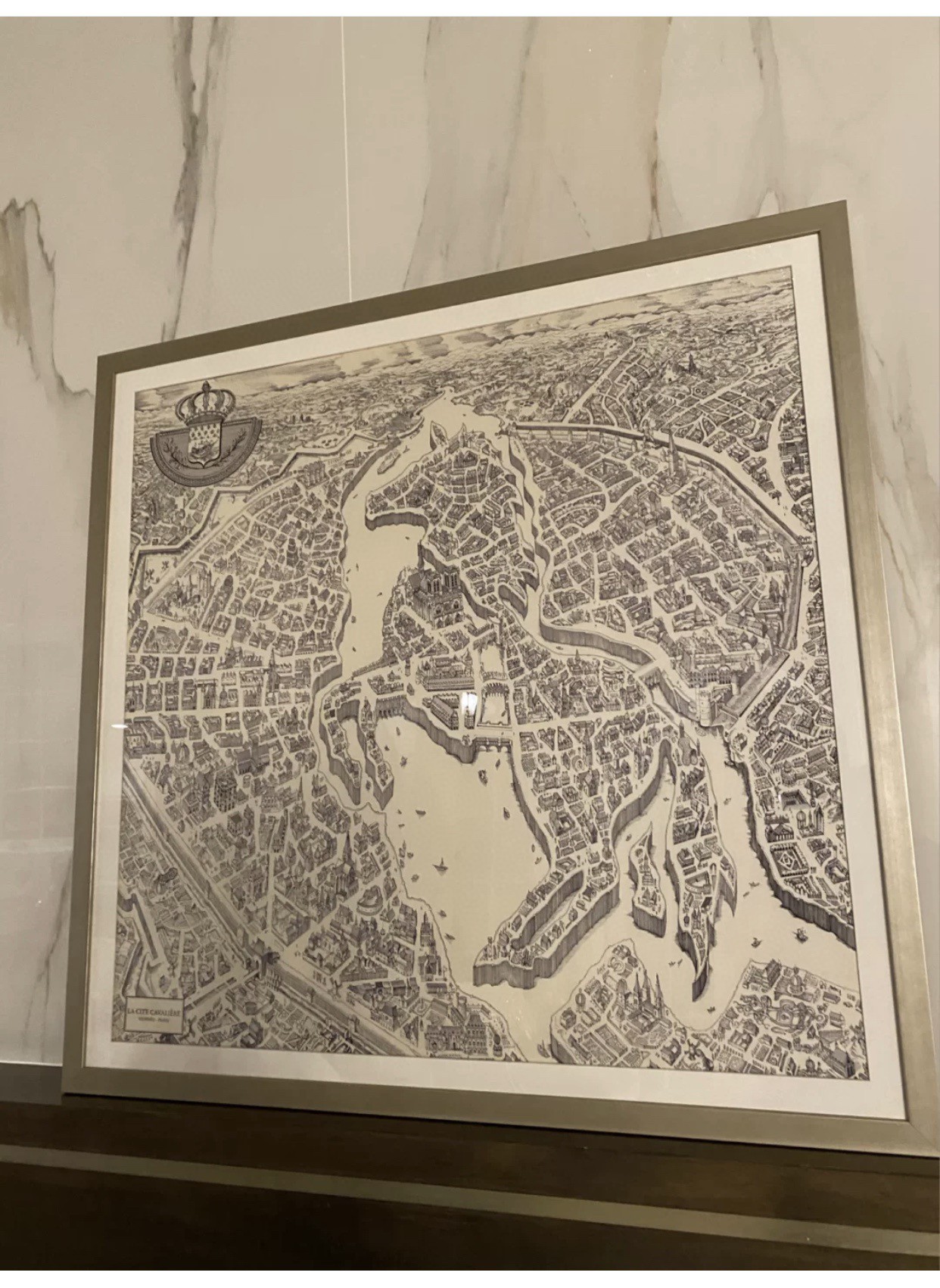 Hermes 《骏马之城》灰白色 100%真丝 90*90cm 一座城一匹马 配上极度格调的配色 显肤色