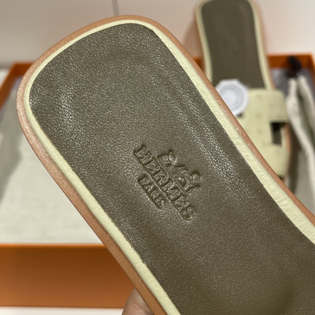 HERMES 客户订做的鸵鸟皮拖鞋出货啦 奶昔白 接受预定哟 实拍图片 近距离感受一下手工及皮料 35-41码 货期十天-铂金女王 HERMES 客户订做的鸵鸟皮拖鞋出货啦 奶昔白 接受预定哟 实拍图片 近距离感受一下手工及皮料 35-41码 货期十天