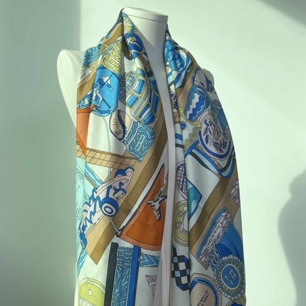 HERMES 爱马仕 秋季款 新款丝绒方巾  Size：140x140cm 真丝羊绒   