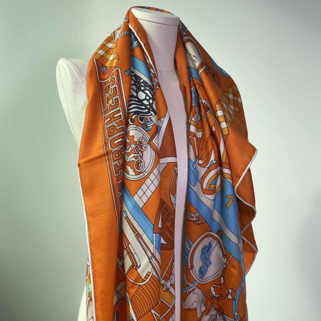 HERMES 爱马仕 秋季款 新款丝绒方巾  Size：140x140cm 真丝羊绒  橙色