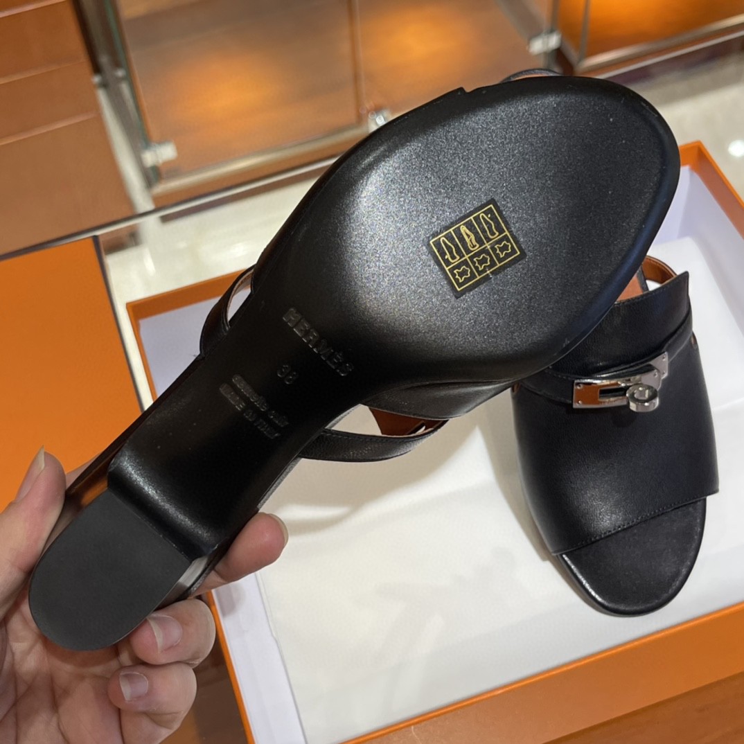 爱马仕 Candy款丑萌凉鞋 上脚超爱 很舒服 版型设计好赞 35-41码 (正码) 12天出货 黑色 羊皮