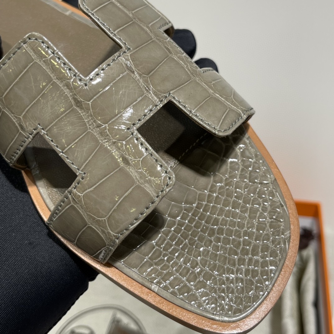 HERMES 客订的鳄鱼皮拖鞋 手工定制 大象灰 高级的的颜色 35-41码（建议定大一码哟)