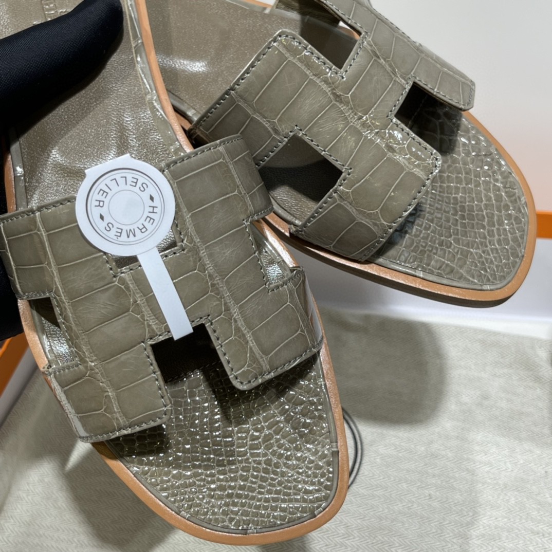HERMES 客订的鳄鱼皮拖鞋 手工定制 大象灰 高级的的颜色 35-41码（建议定大一码哟)