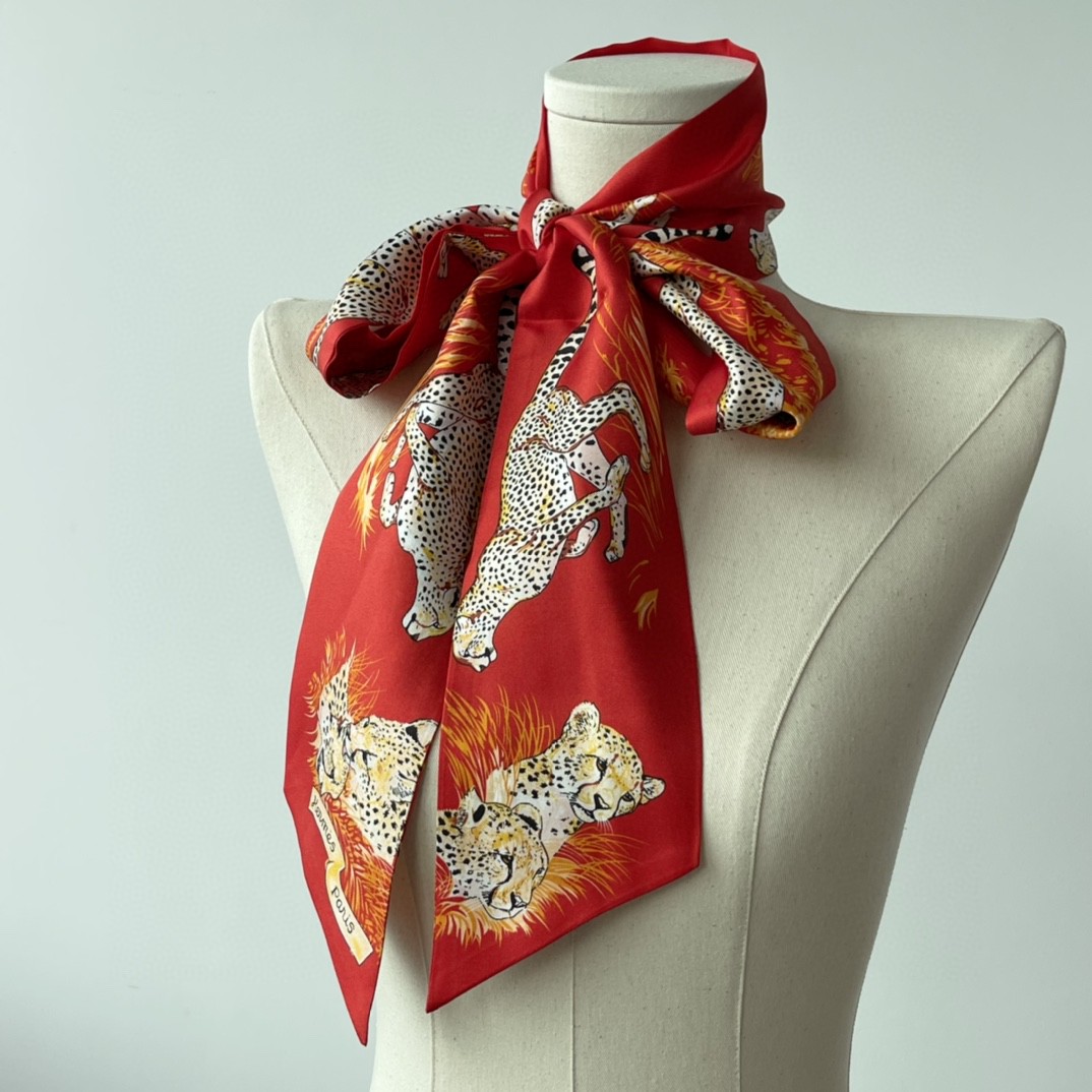 HERMES 21夏季新款Maxi Twilly《猎豹》 红色 ～100%真丝  10*180cm 可作为头巾、腰带佩戴或系绕颈间