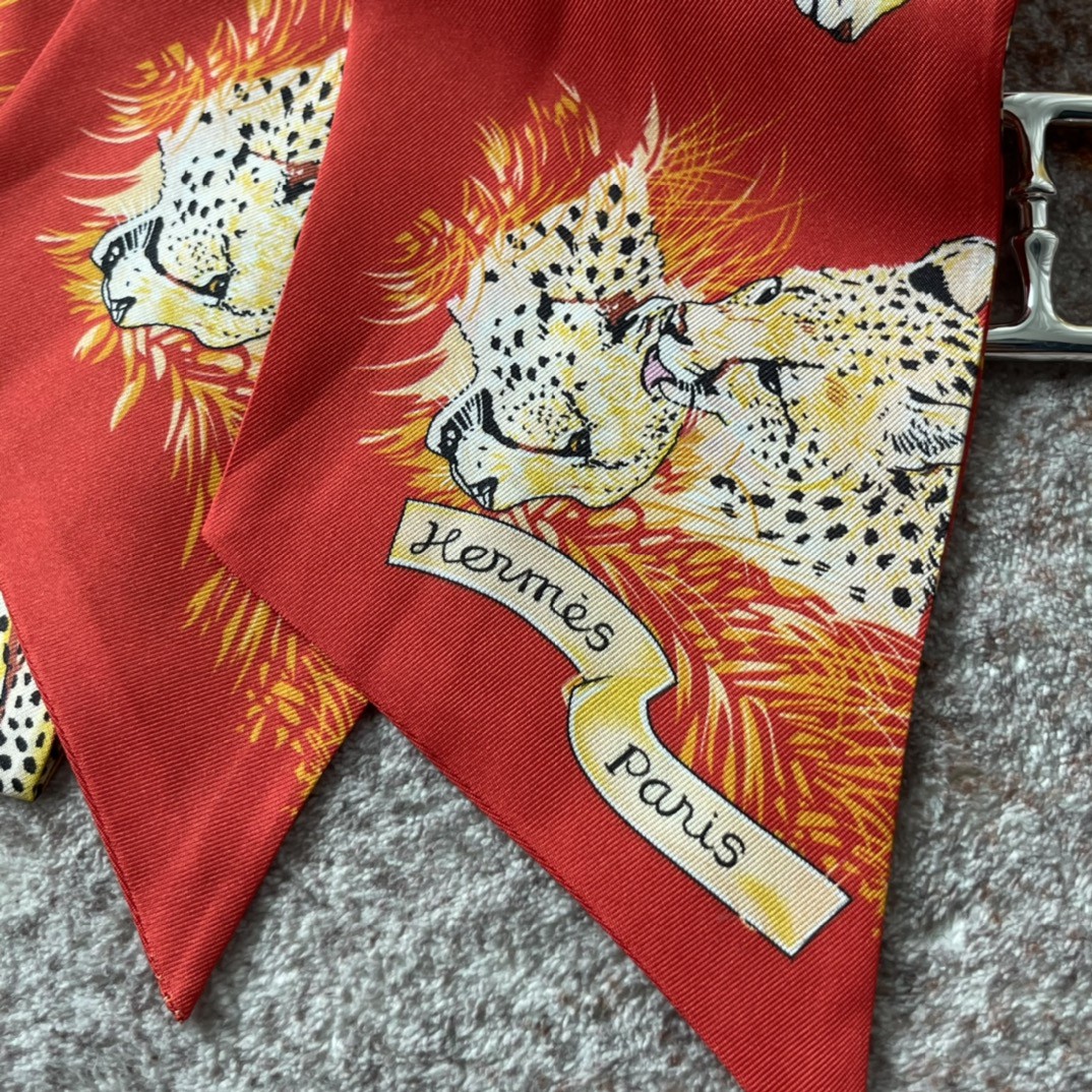 HERMES 21夏季新款Maxi Twilly《猎豹》 红色 ～100%真丝  10*180cm 可作为头巾、腰带佩戴或系绕颈间