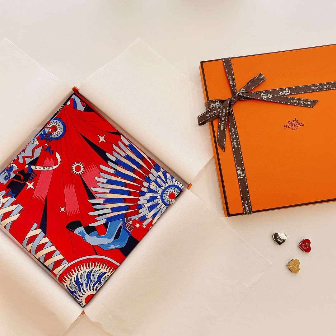 HERMES 21年夏季新款丝巾《飞马之源》深蓝色 90x90cm 100%真丝材质