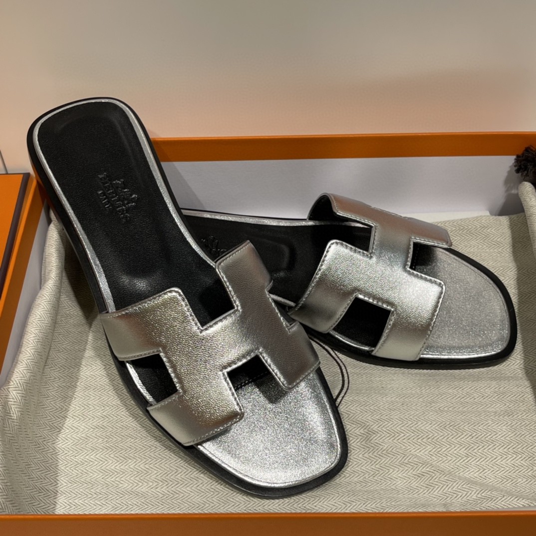爱马仕 HERMES 纯手工定制 意大利树羔皮底~ 老师傅工艺 size:35-41(偏小一码) Swfit 皮 银色-铂金女王 爱马仕 HERMES 纯手工定制 意大利树羔皮底~ 老师傅工艺 size:35-41(偏小一码) Swfit 皮 银色