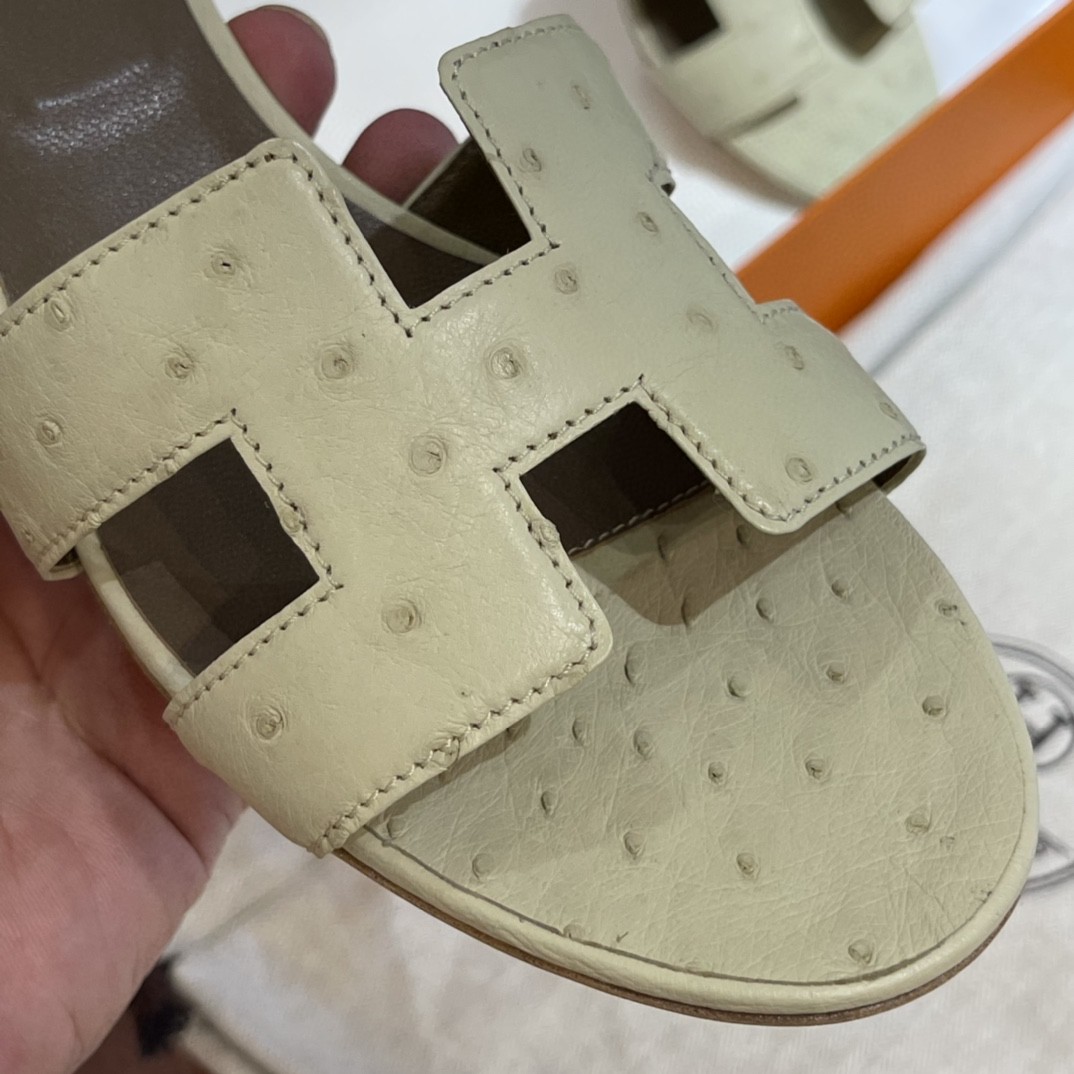 HERMES 客户订做的鸵鸟皮拖鞋出货啦  奶昔白 接受预定哟 实拍图片 近距离感受一下手工及皮料  35-41码 货期十天