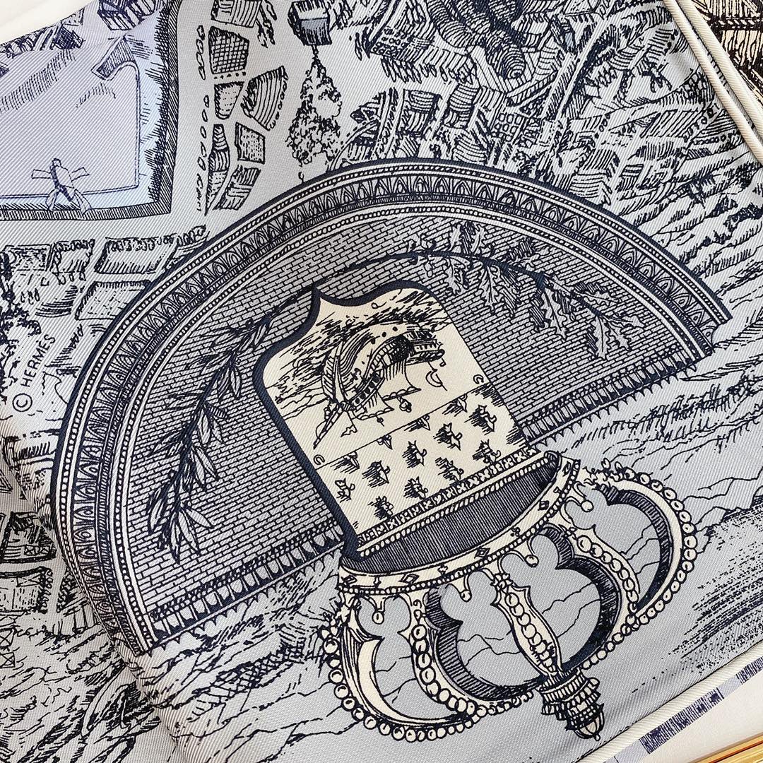 Hermes 《骏马之城》灰蓝色 100%真丝 90*90cm 一座城一匹马  配上极度格调的配色 佩戴效果显肤色