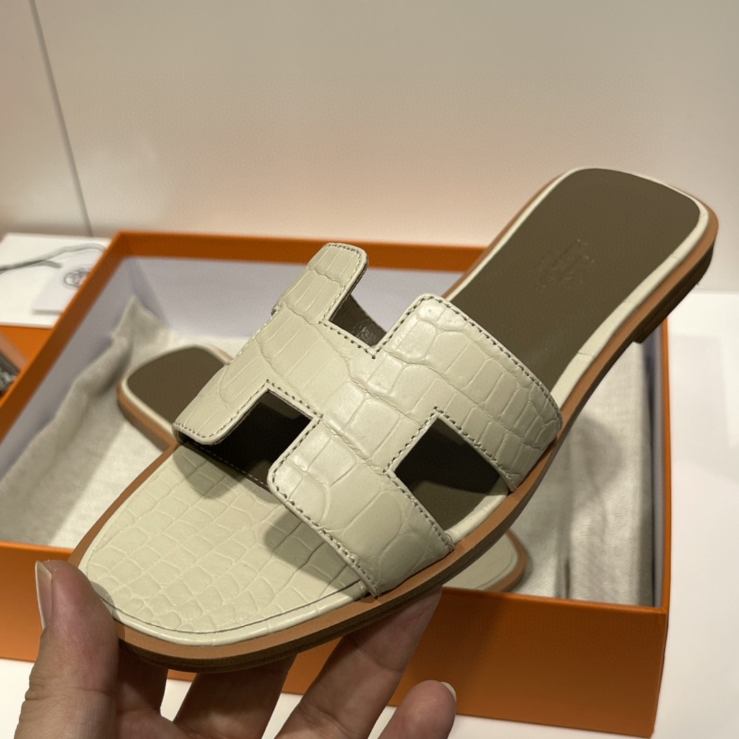 爱马仕手工定制 鳄鱼皮 奶昔白  纯手工制作 意大利树羔皮底  35-41 可定制中跟 12天出货