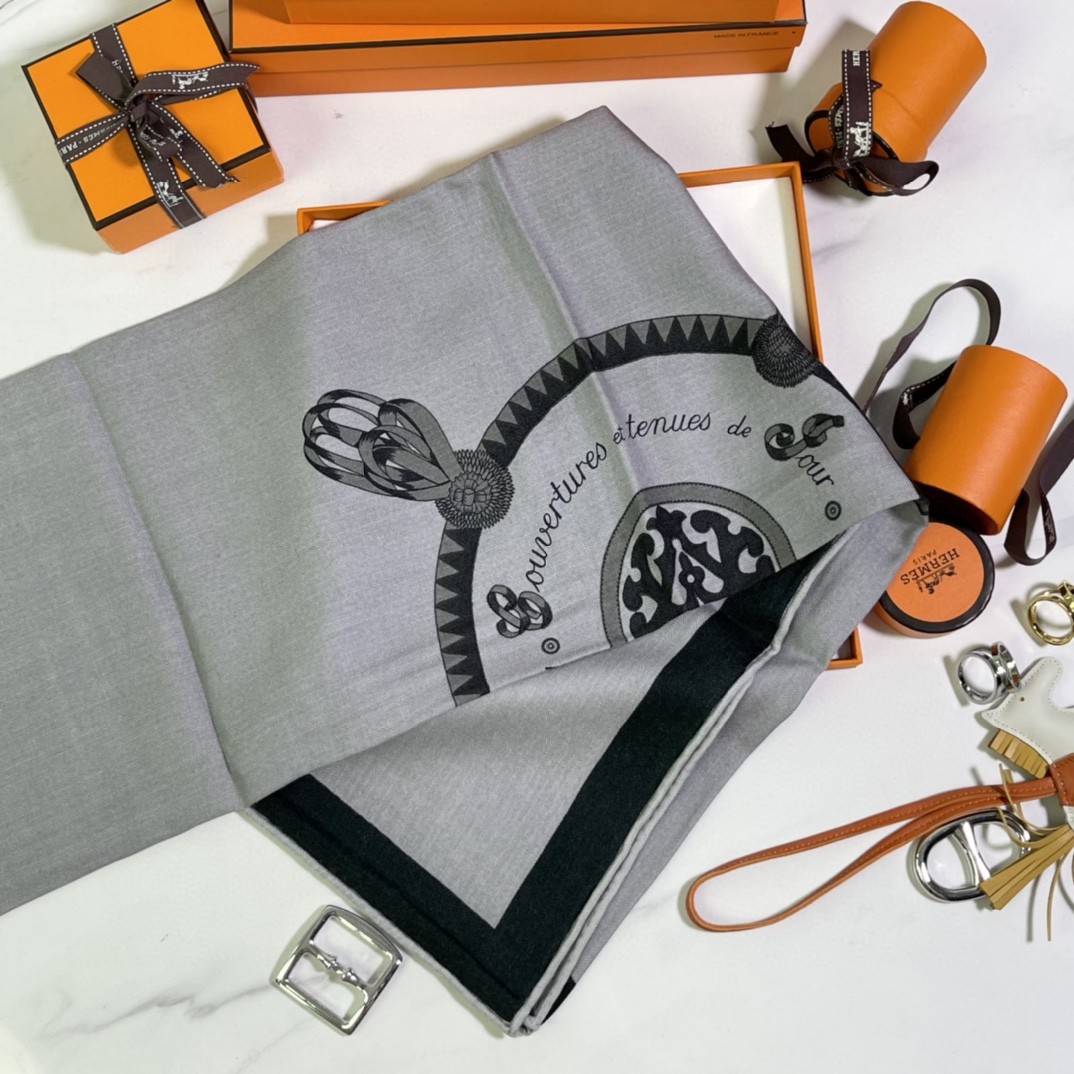 HERMES 新出的 90x90cm 丝羊绒 《徽章》方巾 灰色 比经典尺寸140cm更好用