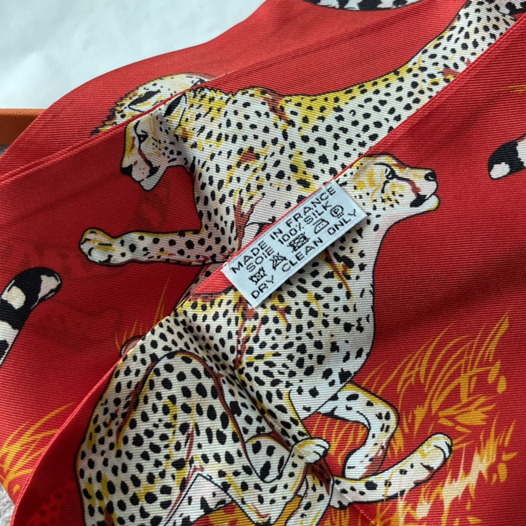 HERMES 21夏季新款Maxi Twilly《猎豹》 红色 ～100%真丝  10*180cm 可作为头巾、腰带佩戴或系绕颈间