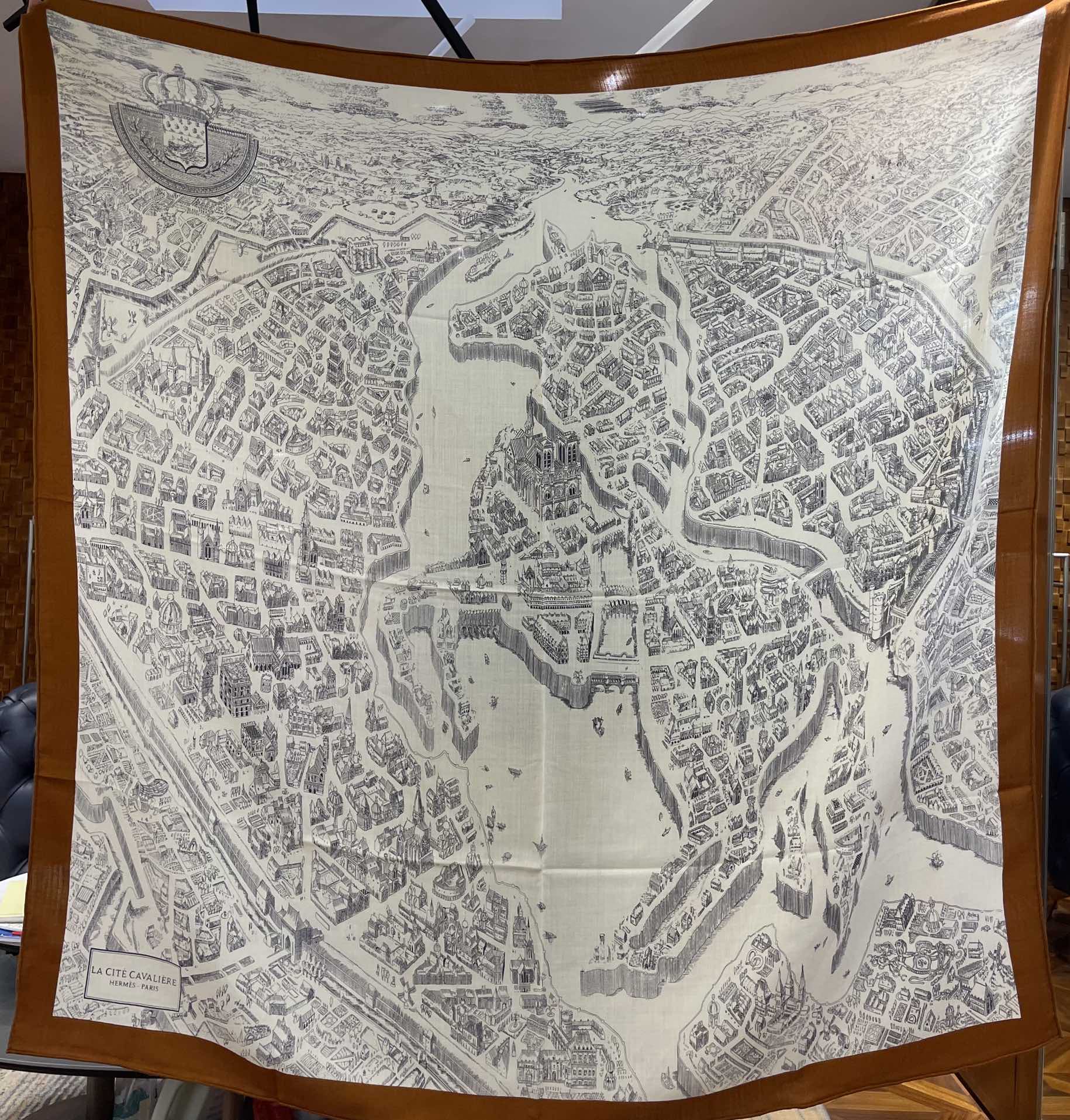 HERMES   秋季款 新款丝绒方巾  《骏马之城》焦糖色 Size：140x140cm 真丝+羊绒