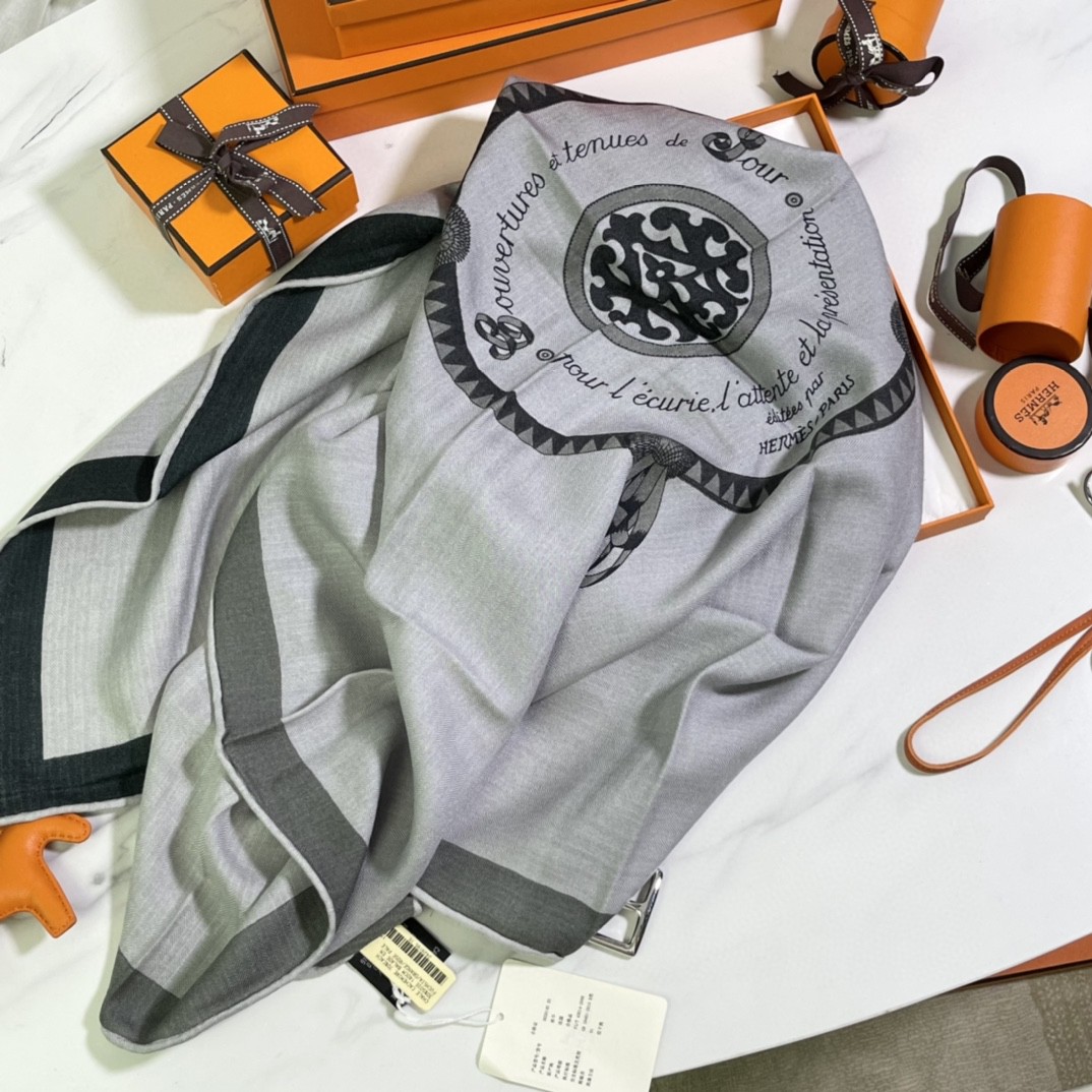 HERMES 新出的 90x90cm 丝羊绒 《徽章》方巾 灰色 比经典尺寸140cm更好用