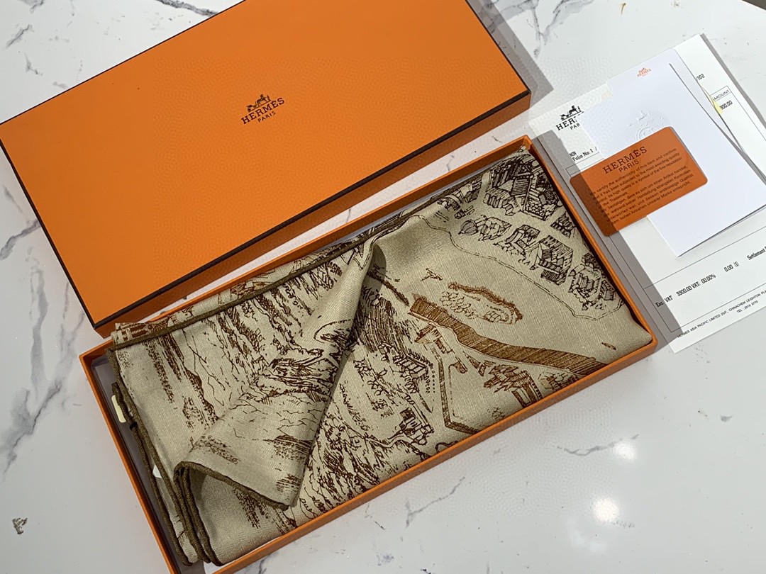 HERMES   秋季款 新款丝绒方巾  《骏马之城》奶茶色 Size：140x140cm 真丝+羊绒