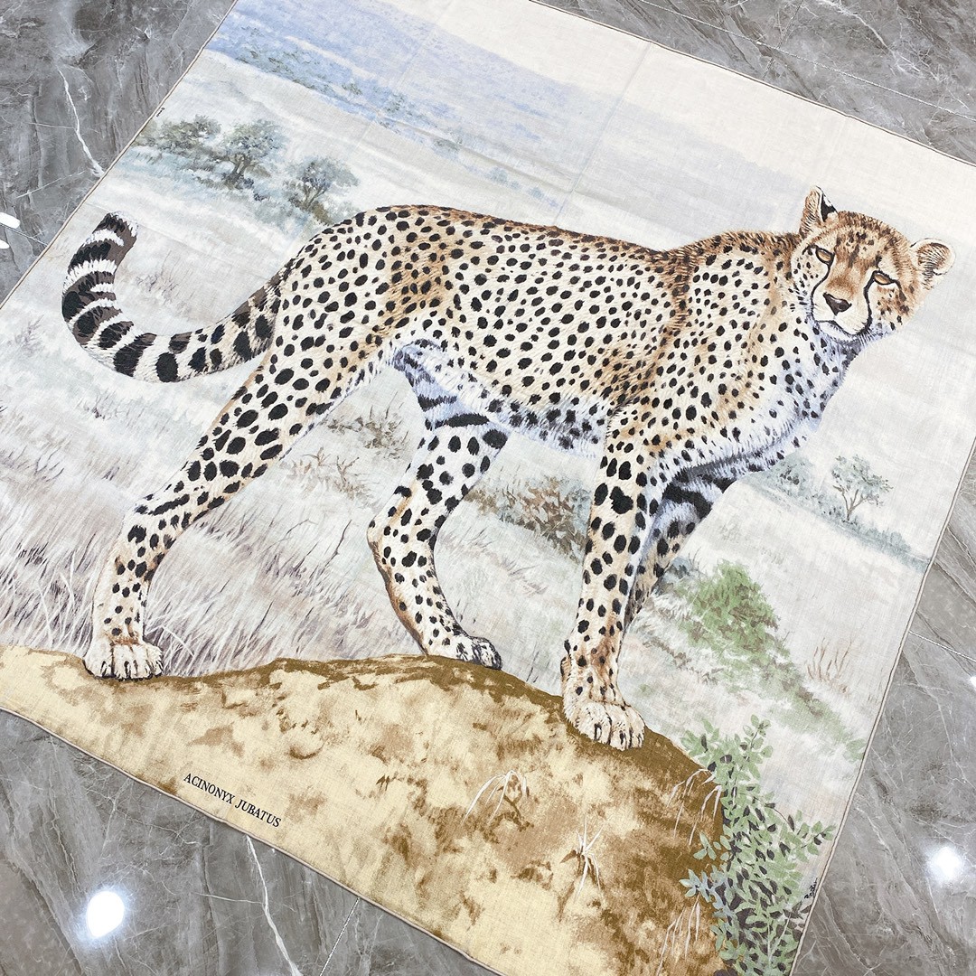 HERMES 爱马仕 秋季款 《丛林双面丝绒披肩》米色+灰色 Size：140x140cm