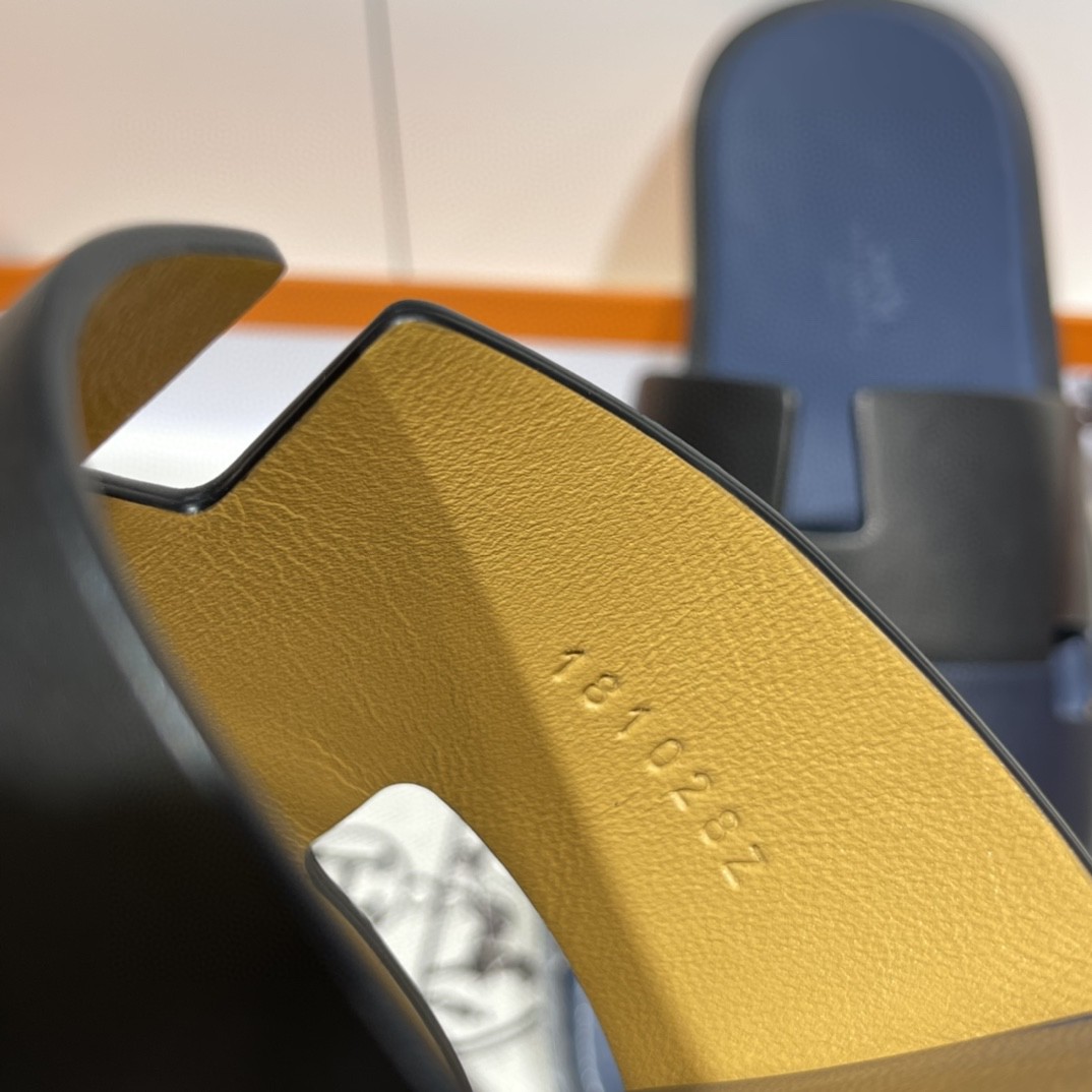 爱马仕 HERMES 男士拖鞋 纯手工 接受预定 偏小一码 39-45 Swfit 皇家蓝拼黑色 超高级~ 货期12天-铂金女王 爱马仕 HERMES 男士拖鞋 纯手工 接受预定 偏小一码 39-45 Swfit 皇家蓝拼黑色 超高级~ 货期12天
