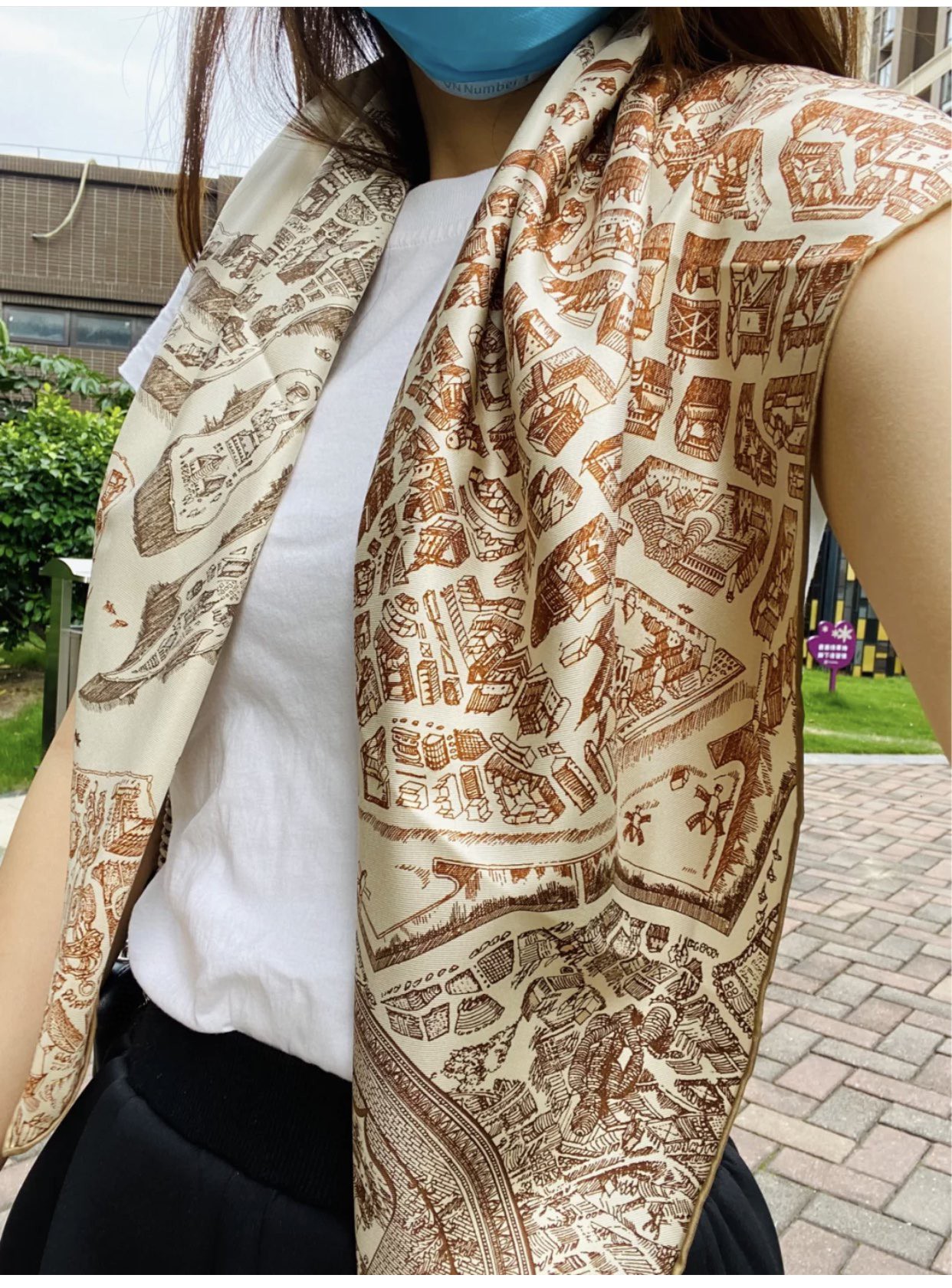 Hermes 《骏马之城》棕色 100%真丝 90*90cm 一座城一匹马 配上极度格调的配色 佩戴效果显肤色-铂金女王 Hermes 《骏马之城》棕色 100%真丝 90*90cm 一座城一匹马 配上极度格调的配色 佩戴效果显肤色