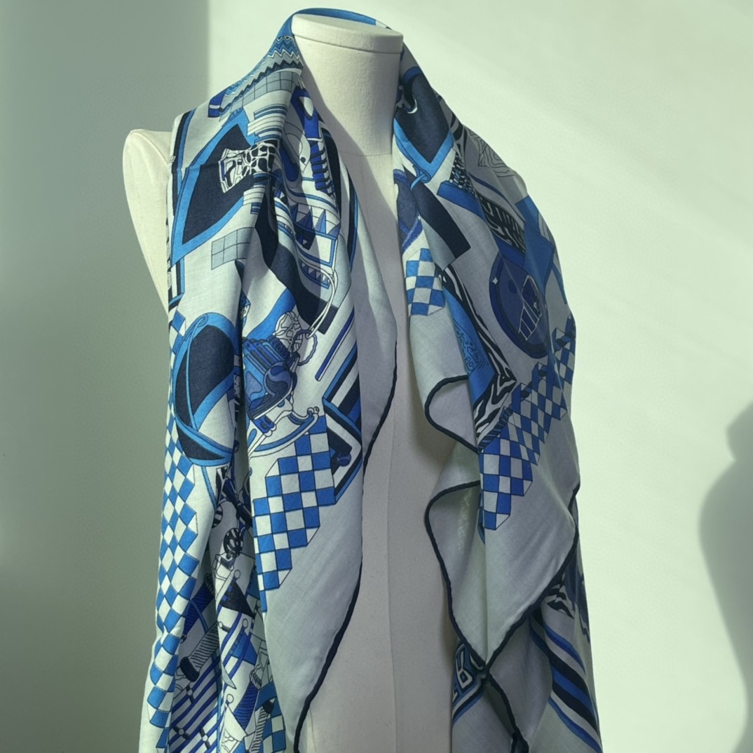 HERMES 爱马仕 秋季款 新款丝绒方巾  Size：140x140cm 真丝羊绒  蓝色