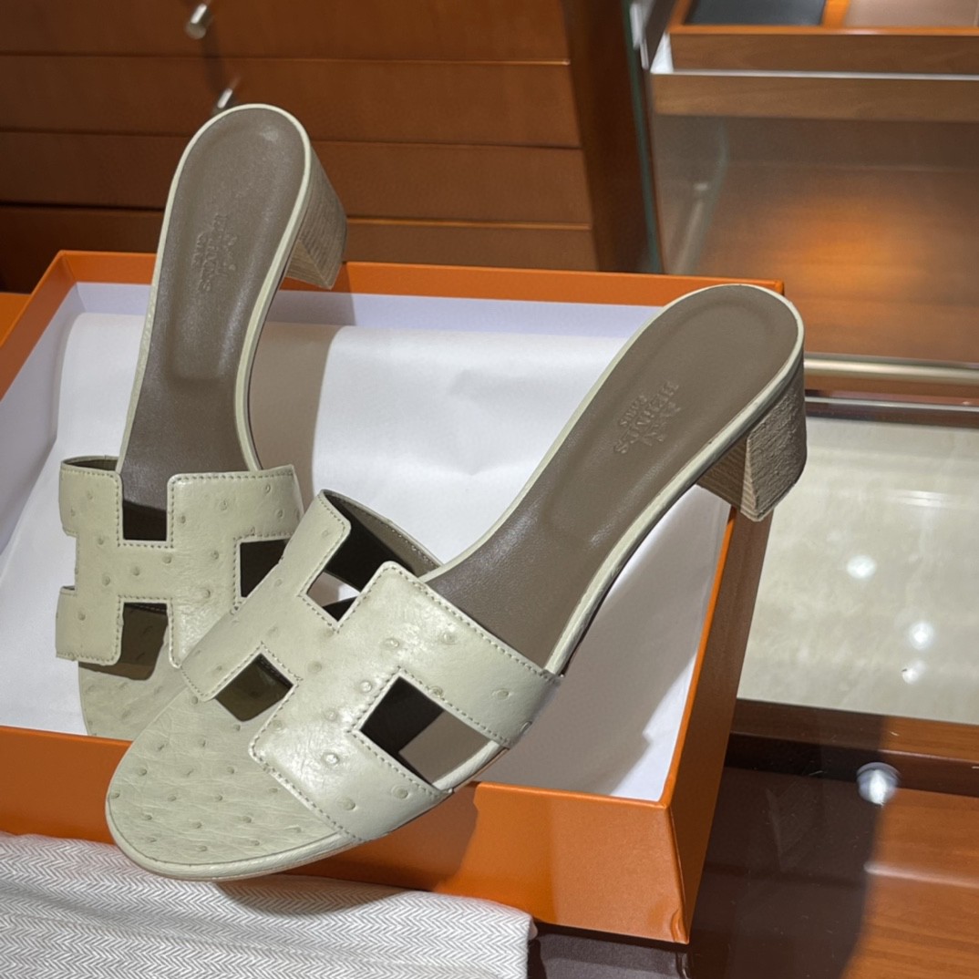 HERMES 客户订做的鸵鸟皮拖鞋出货啦  奶昔白 接受预定哟 实拍图片 近距离感受一下手工及皮料  35-41码 货期十天