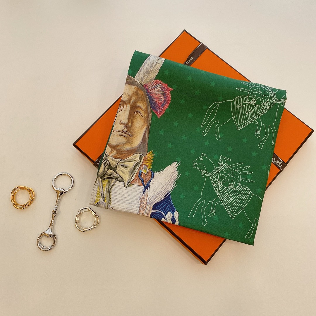 HERMES 双面围巾《 波尼族酉长 》· 90*90cm 100^%真丝 绿色配藏青色