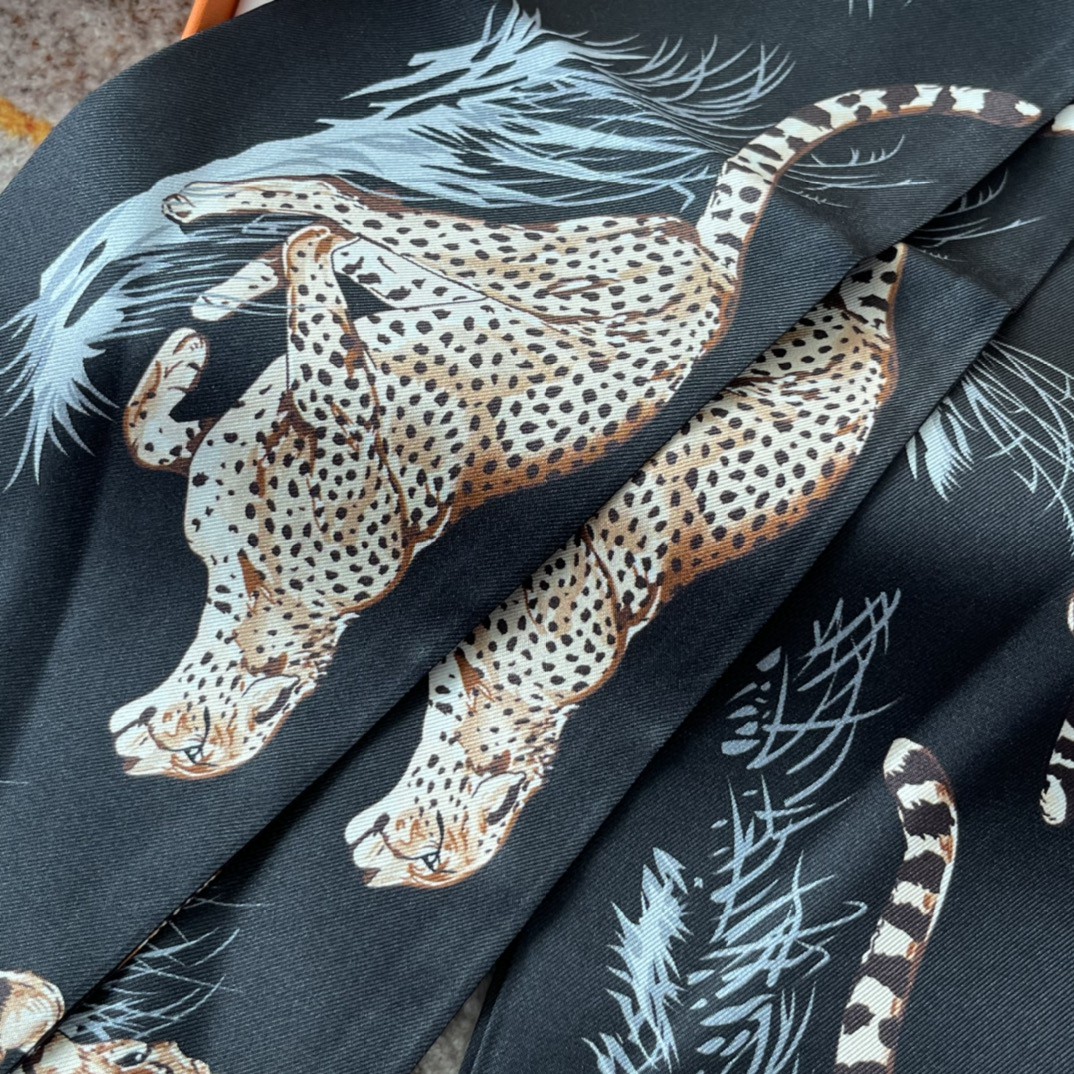 HERMES 21夏季新款Maxi Twilly《猎豹》 黑色 ～100%真丝  10*180cm 可作为头巾、腰带佩戴或系绕颈间