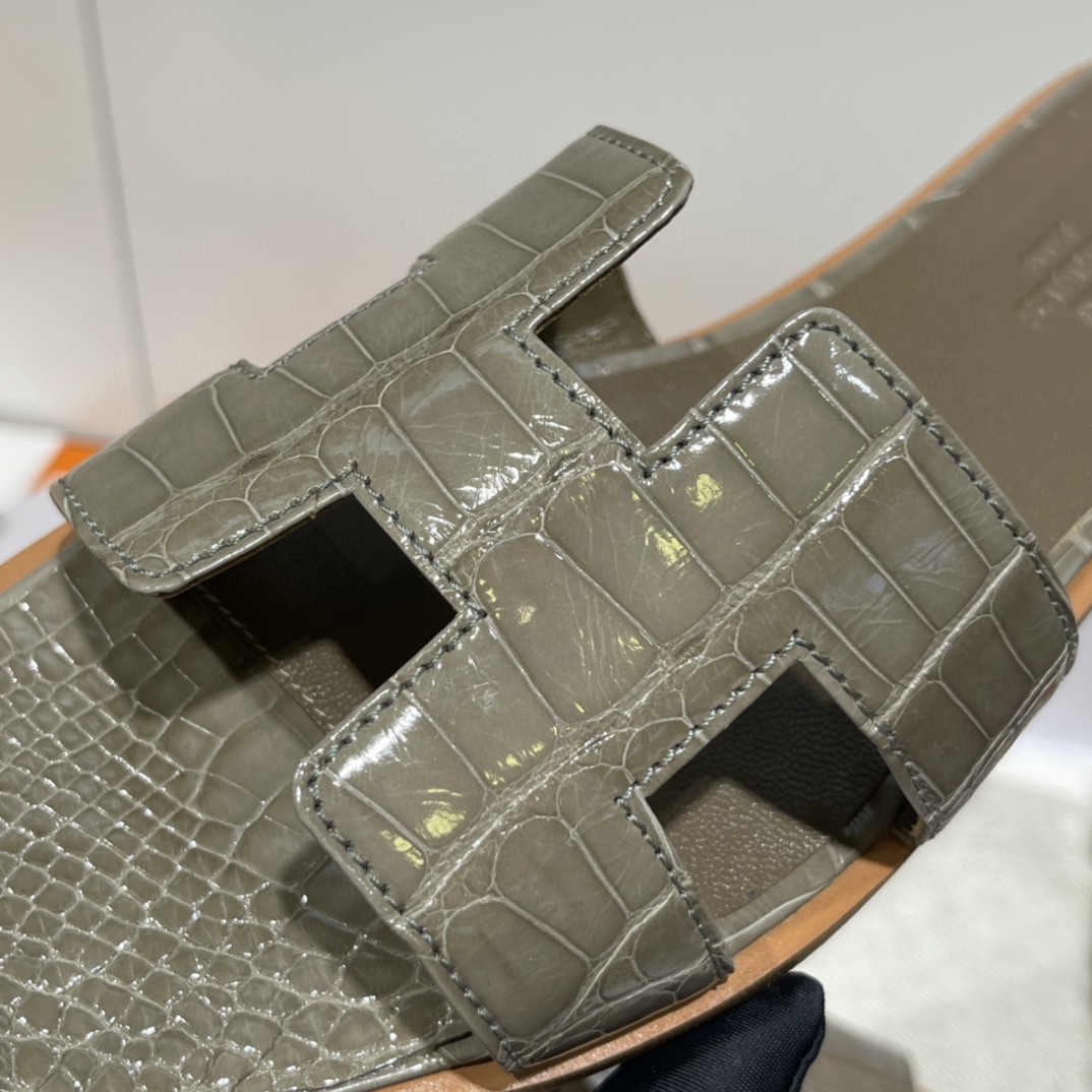 HERMES 客订的鳄鱼皮拖鞋 手工定制 大象灰 高级的的颜色 35-41码（建议定大一码哟)