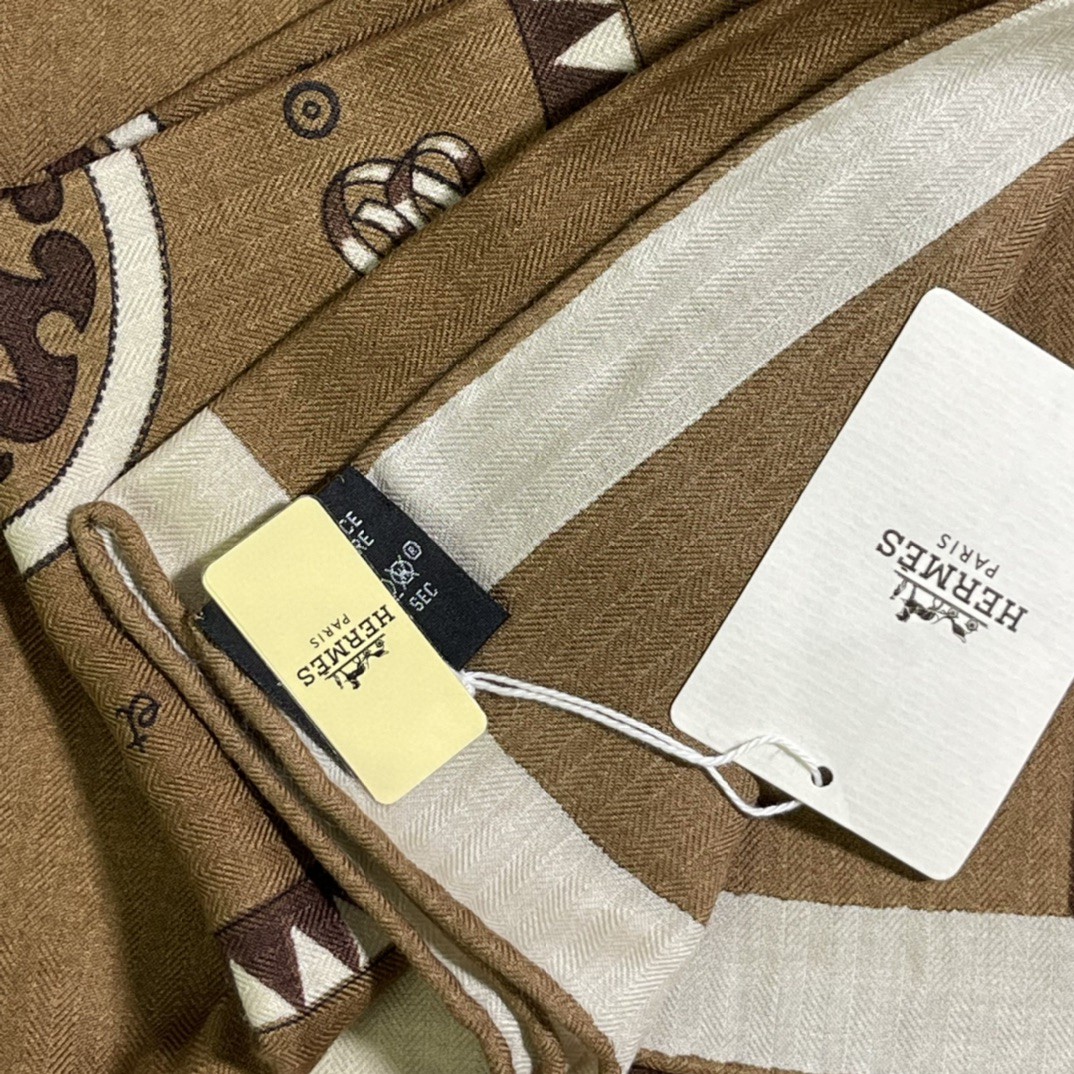 HERMES 新出的 90x90cm 丝羊绒 《徽章》方巾 咖色 比经典尺寸140cm更好用