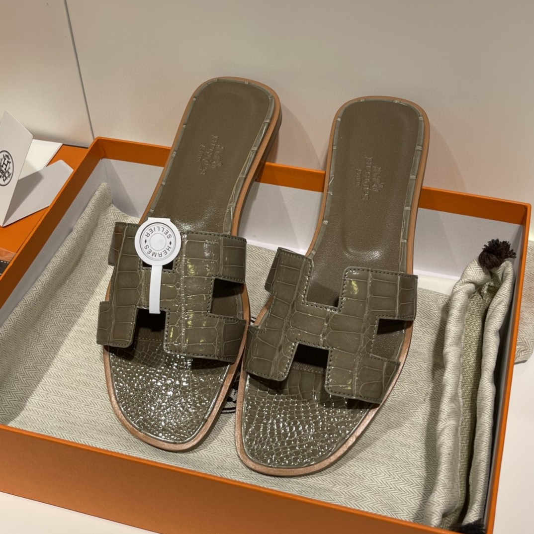 HERMES 客订的鳄鱼皮拖鞋 手工定制 大象灰 高级的的颜色 35-41码（建议定大一码哟)