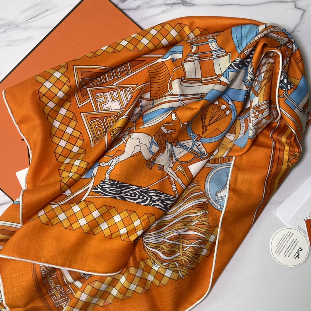 HERMES 爱马仕 秋季款 新款丝绒方巾  Size：140x140cm 真丝羊绒  橙色