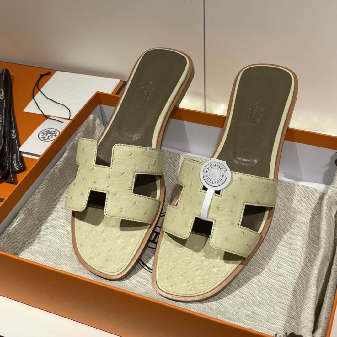 HERMES 客户订做的鸵鸟皮拖鞋出货啦  奶昔白 接受预定哟 实拍图片 近距离感受一下手工及皮料  35-41码 货期十天