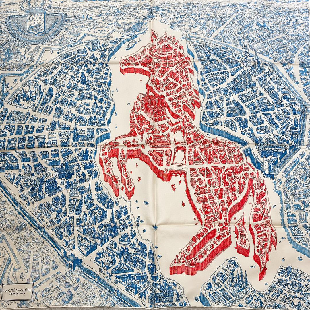 Hermes 《骏马之城》蓝粉色 100%真丝 90*90cm 一座城一匹马 配上极度格调的配色 佩戴效果显肤色