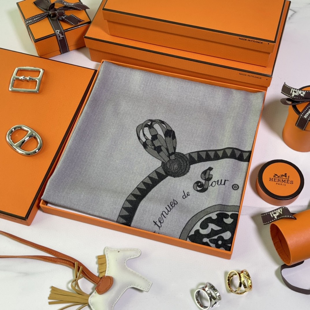 HERMES 新出的 90x90cm 丝羊绒 《徽章》方巾 灰色 比经典尺寸140cm更好用